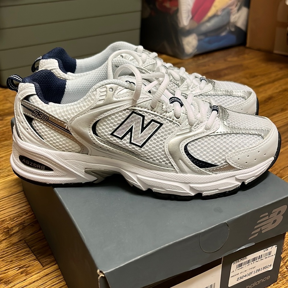EUC New Balance 530 white and indigo sneakers